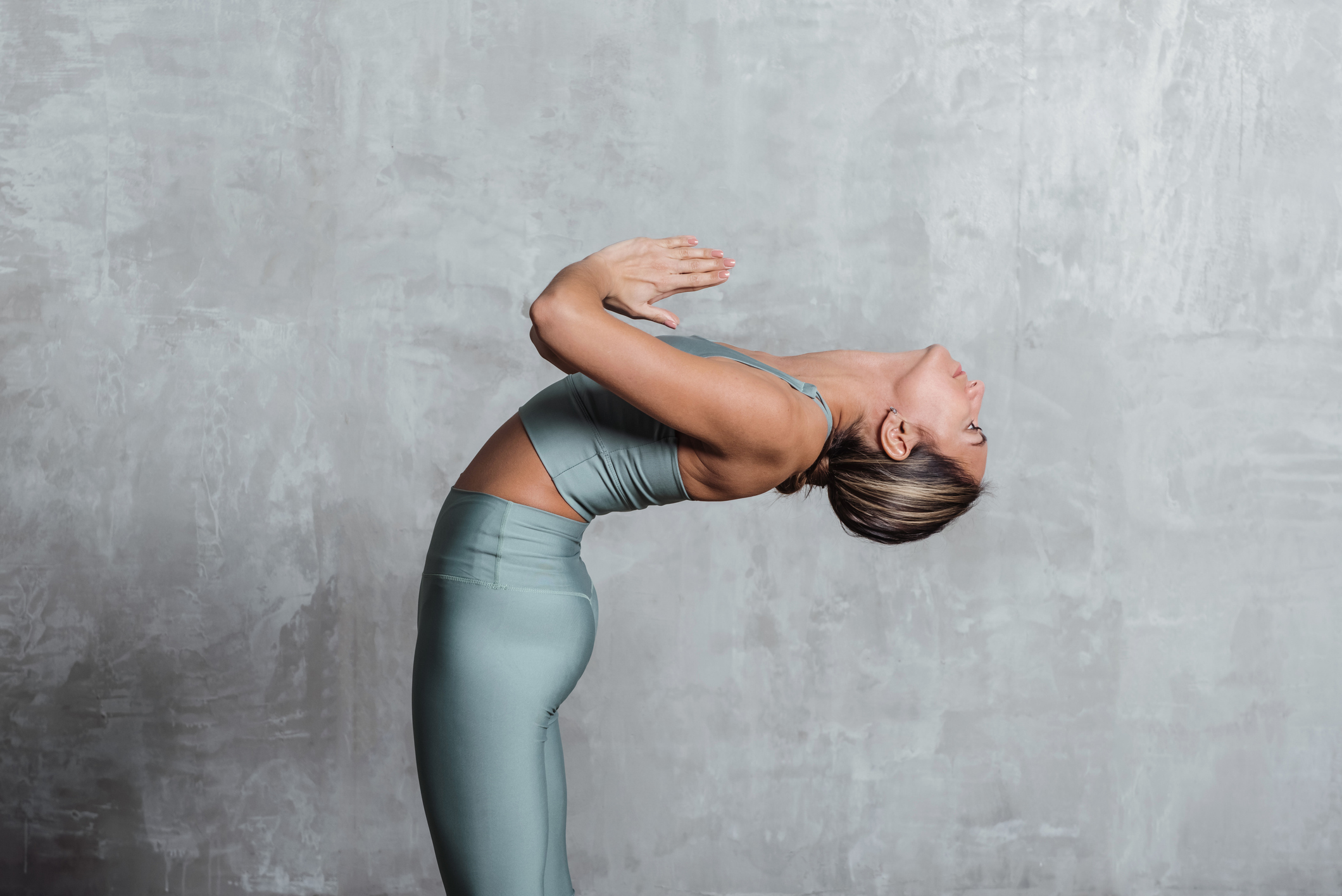 donna che pratica esercizio di Yin Yoga