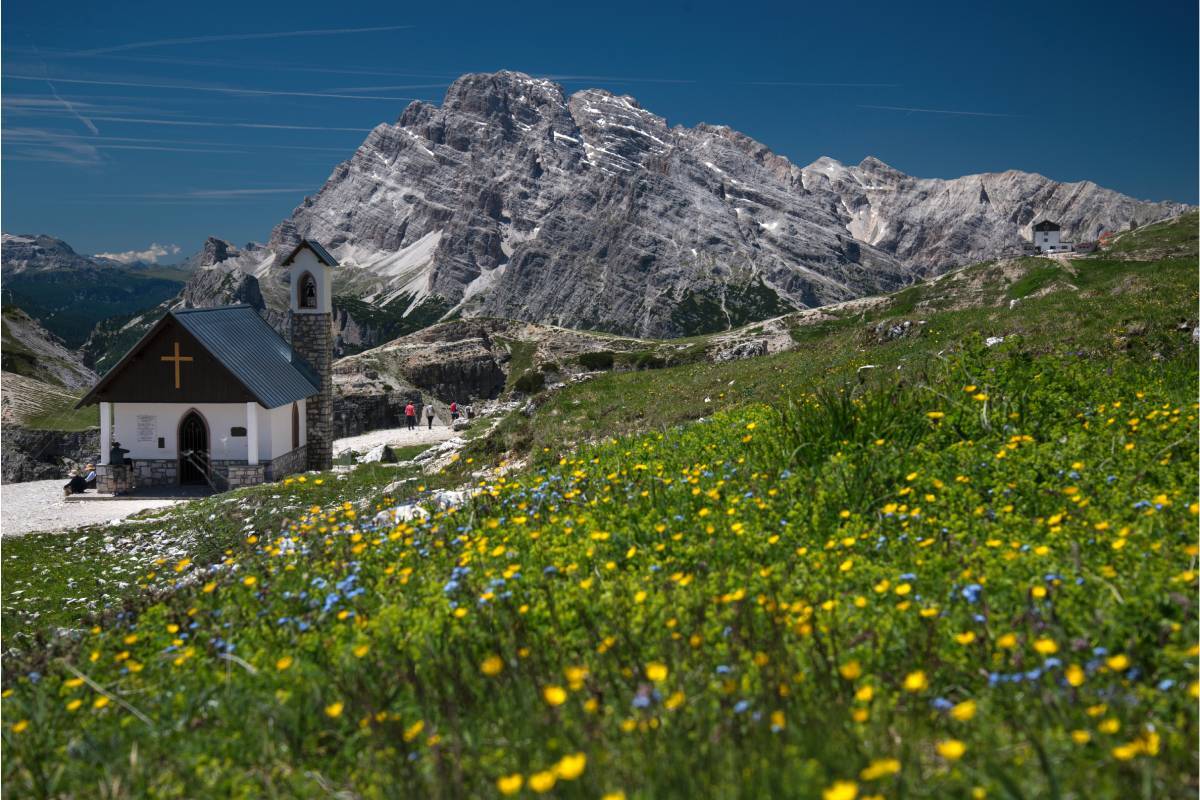 La chiesetta della Croda lungo il sentiero per il Rifugio Lavaredo