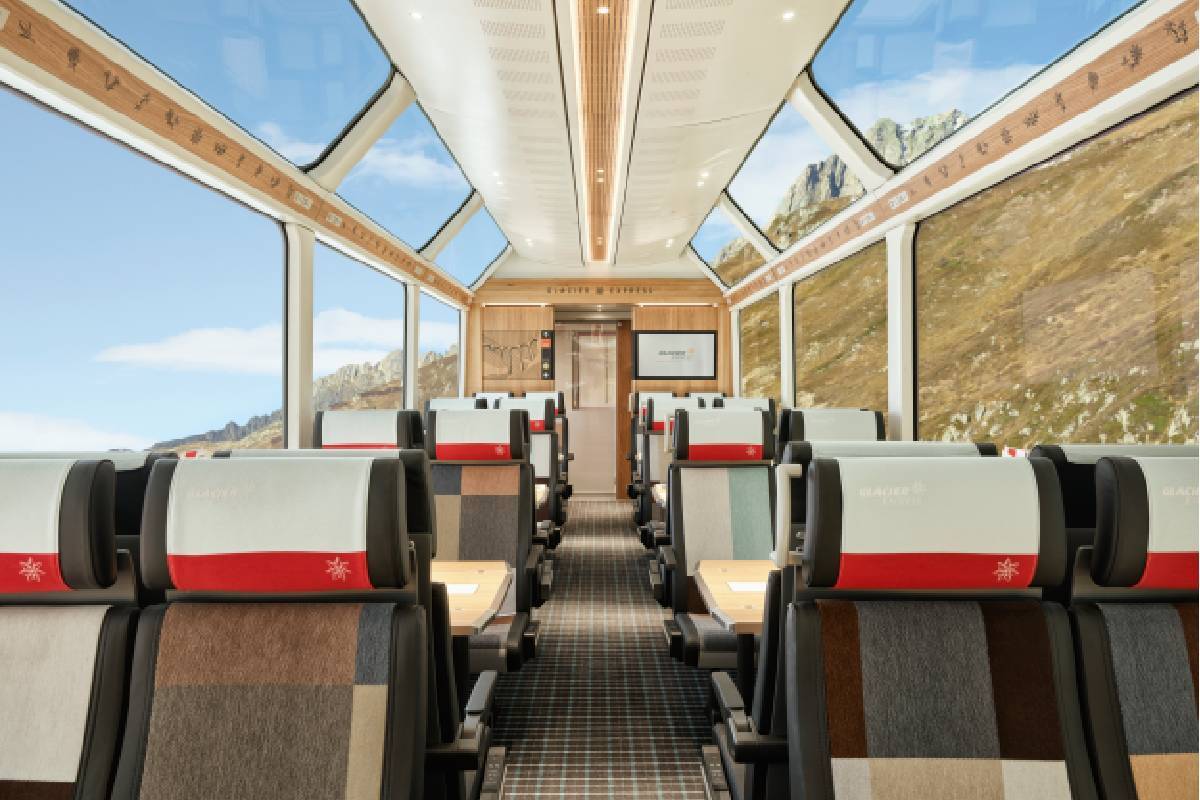 Le vetrate curve della prima classe che arrivano fino al soffitto
