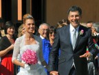 Fabrizio Frizzi sposa la sua Carlotta Mantovan che corona così il suo sogno con un classico abito da principessa. E certo non riununcia alla tiara fra i capelli...