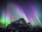 Una pioggia di luce multicolore tra le montagne norvegesi