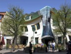 Sembra un effetto ottico e invece "Lopsided House" è un vero e proprio edificio nel centro di Sopot in Polonia