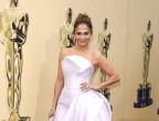 Sul red carpet degli Oscar 2010 Jennifer Lopez sfoggia un Armani Privé che fascia le sue morbide curve