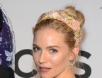 E se proprio i capelli non stanno al posto loro, osa una fascia di fiori come Sienna Miller per un effetto hippy ma sofisticato