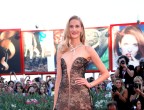 Eva Riccobono, madrina della settantesima edizione della Mostra del Cinema di Venezia sfoggia un abito da sogno: pizzo nero su organza rosa. Davvero perfetto per la grazia innata di Eva