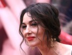 Raccolto mosso per la mediterranea Monica Bellucci. Qualche riccio è scivolato ad arte per donarle un