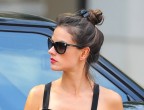 Per la serie "invidia che passione!" ecco a voi Alessandra Ambrosio. Non tutte possiamo permetterci di poter uscire di casa con chignon improvvisato e mollettone della doccia, ma lei sì!