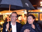 La vita è bella anche sotto un ombrello per Roberto Benigni e la sua musa ispiratrice Nicoletta Braschi. Uniti nella vita e sul lavoro sono una coppia davvero inossidabile