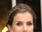 Una treccia per incorniciare il volto della regina di Spagna Letizia Ortiz. Quando la corona non deve mai mancare!