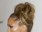 Pelle caramello e capelli in nuance per Jennifer Lopez: una coda molto alta che le dona un