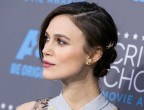 La sempre raffinata Keira Knightley punta una molletta alla sua acconciatura bon ton. Chic anni 40