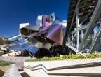 Non un semplice albergo ma un intreccio di forme e colori per il Marques De Riscal Hotel a Elciego in Spagna