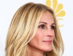 Con il biondo la sua bellezza si fa algida ed elegante