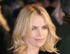 Gli anni passano anche per Charlize Theron ma la sua bellezza rimane sempre inalterata... che invidia!