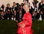 Mini kimono in perfetto tema con la serata per la modella Karolina Kurkova