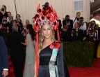 Chissà cosa aveva per la testa Sarah Jessica Parker quando ha scelto questo fiammante copricapo...