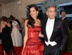 Look spagnoleggiante per la signora Clooney, il cui accessorio migliore rimane sempre il marito George