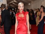 Mantellina stile Cappuccetto Rosso per la cantante Rita Ora