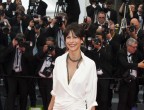 Sophie Marceau sfila davanti al Palais du Cinéma con un abito dal profondissimo spacco. Un colpo di vento ha lasciato letteralmente in biancheria intima la bella attrice fancese, lei ha mostrato stupore, però con uno spacco così, cosa si aspettava?