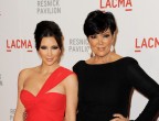 Stesso piglio deciso per Kim Kardashian e la madre. Ma Kris e Kim sono molto più di madre a figlia: Kris Jenner è addirittura la manager della prorompente figlia