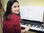 La giovane cantante mentre prova al pianoforte uno dei suoi pezzi