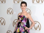Ecco un abito perfetto se sei invitata a un matrimonio, ce lo suggerisce Anne Hathaway: bustier rigido e una cascata di fiori colorati