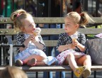 Due bimbe al parco con il gelato in mano: Marion e Tabitha sono l