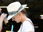 Elegantissima Diane Kruger con cappello di paglia e...coppa di frutta e gelato: un accessorio di buon gusto in tutti i sensi!