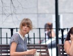 Aria guardinga per Taylor Swift, stai tranquilla nessun fan in vista, goditi tranquillamente la tua coppa di gelato!