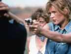 Con il loro viaggio in macchina Thelma e Louise hanno rappresentato la ribellione di due donne anche nel look: con jeans sdruciti e camicie con maniche tagliate hanno mescolato emancipazione e fragilità