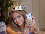 Selfie selfie delle mie brame, chi è la più bella del reame? Jennifer Lopez si scatta una foto che regalerà ai suoi sudditi pubblicandola in tempo reale