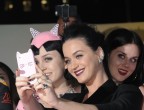 Vedo doppio, o triplo? Katy Perry si fa un selfie con due fans che sembrano due suoi cloni, ma non ne bastava una?