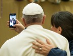"Selfie si, ma con giudizio", queste la parole di Papa Francesco in merito all