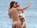 Il calssico selfie da spiaggia: le modelle Alessandra Ambrosio e Sara Sampaio sorridono all
