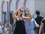 La bellissima Irina Shayk in gita a Parigi con queste temperature africane è proprio come tutte le turiste accaldate: vestitone svolazzante e selfie con l