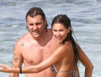 Stessa spiaggia, stesso mare (Formentera ovviamente!) e stessa velina. No, scusate: è sempre una velina mora e sarda ma è la bellissima Melissa Satta. Non c