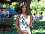 Miss Italia 1987. Più che per i suoi successi lavorativi, Mirka Viola è ricordata per lo scandalo che aveva investito la sua elezione, le venne infatti tolta la corona perché contrariamente al regolamento aveva partecipato nonostante fosse già mamma. Per fortuna oggi le regole sono cambiate!