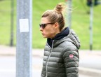 Come una moderna Biancaneve, Martina Colombari si aggira per la città addentando una mela. L