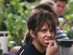 Aria di quella che è stata pizzicata con le mani nel sacco quella di Halle Berry: non temere, una fetta di pizza non ha mai fatto male a nessuno, anzi