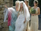 La sposa hippie. Capelli mossi, pelle abbronzata e vestito ricco di pizzi. Amanda Seyfried in "Mamma mia" è una sposa perfetta per le stradine greche dell