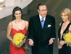 2002, torna Pippo Baudo e torna la classica accoppiata bionda e mora: questa volta si gioca sul contrasto fra la mediterranea Manuela Arcuri e la bellezza raffinata di Vittoria Belvedere