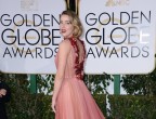 Stile romantico con strascico e fiori ad ornare la profonda scollatura sulla schiena, Amber Heard sembra una moderna principessa della fiabe con il suo abito Gucci