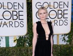 Uno dei look più in vista della serata è stato di sicuro quello di Kirsten Dunst. Nonostante il trucco marcato che fa risaltare i suoi glaciali occhi azzurri, lo sguardo, per così dire, si sofferma su "altro". Merito dello scollatissimo vestito in velluto nero di Valentino.