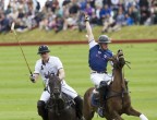 I principi William e Harry sono stati immortalati mentre praticavano qualsiasi tipo di sport ma da buoni Inglesi il polo è sempre nei loro cuori.