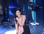 La regina della musica italiana Laura Pausini indossa durante la prima serata un bellissimo abito che ha deciso di devastare con un giacchino di pietre che nemmeno Ali Babà avrebbe voluto e che fortunatamente ad un certo punto si toglie. L
