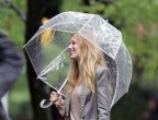 Blake Lively è diventata famosa grazie al suo ruolo nella serie televisiva Gossip Girl della modaiola Serena. Inutile dire che anche sotto la pioggia il suo stile è impeccabile e molto molto trendy.