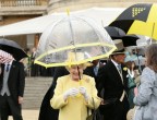 ... durante un party a Buckingham Palace opta per un bel giallo canarino.