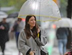 La pioggia non risparmia neanche Liv Tyler che sembra però voler portare un po