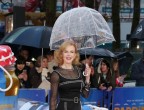 "Premiere bagnata, premiere fortunata".  Deve essere quello che ha pensato Nicole Kidman alla presentazione del film Paddington a Londra, dove non si accontenta di sfoggiare  l