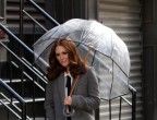 Julianne Moore riesce ad essere elegante e di classe in ogni occasione, anche sotto la pioggia.
